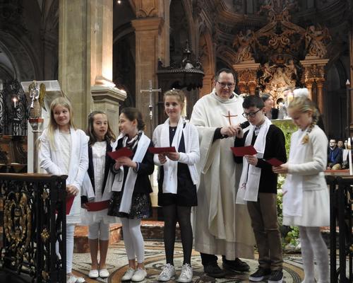 1eres communions 2018 cathedrale (152)