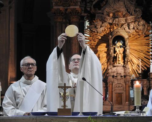 1eres communions 2018 cathedrale (164)