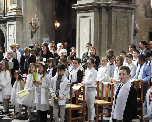 1eres communions 2018 cathedrale (167)