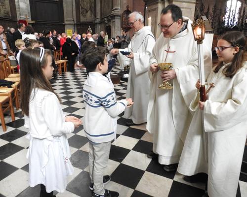 1eres communions 2018 cathedrale (172)