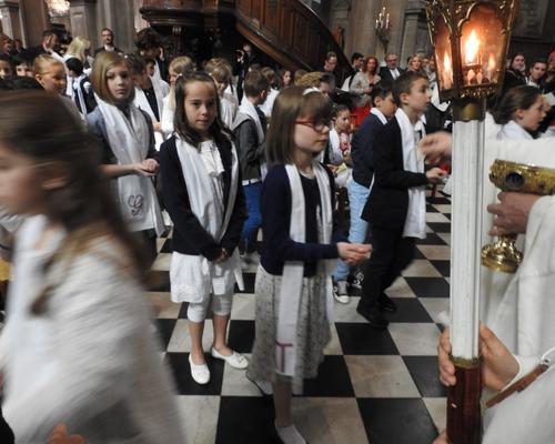 1eres communions 2018 cathedrale (179)