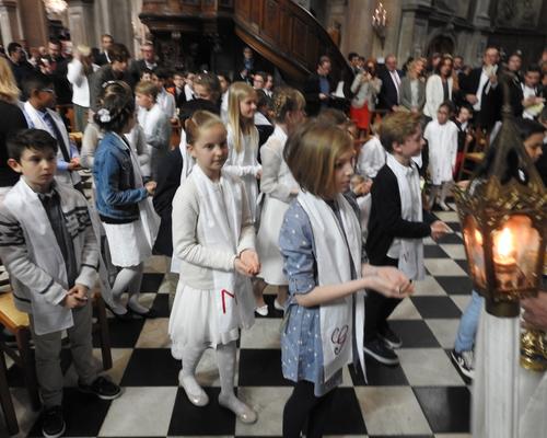 1eres communions 2018 cathedrale (181)