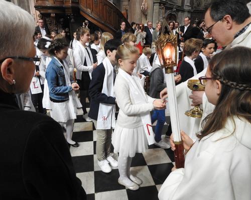 1eres communions 2018 cathedrale (182)