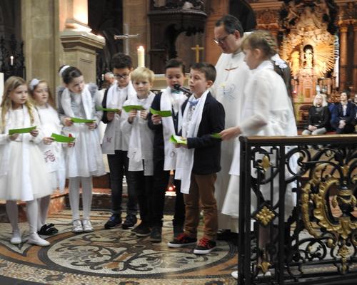 1eres communions 2018 cathedrale (195)