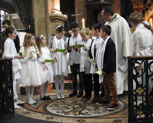 1eres communions 2018 cathedrale (196)