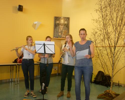 Caroline et les jeunes nous invitent au chant ....