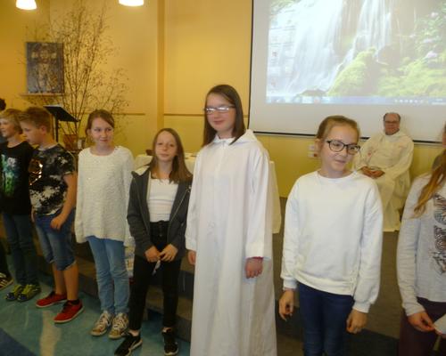 Parmi les jeunes, Charlotte .. Servant d'autel ...