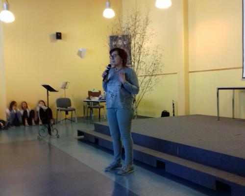 Isabelle presente le service aux malades à Lourdes