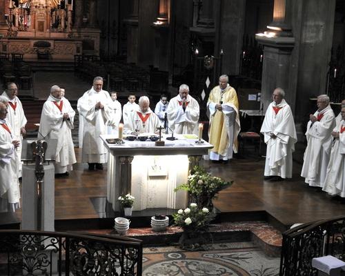 le chapitre cathedral entourant Mgr Garnier