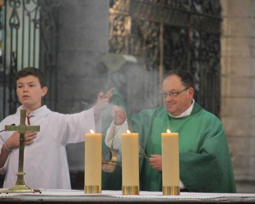 Encensement de l'autel.