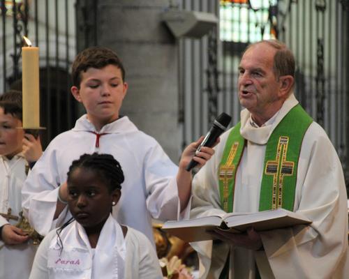 Évangile lu par l'abbé Bris.