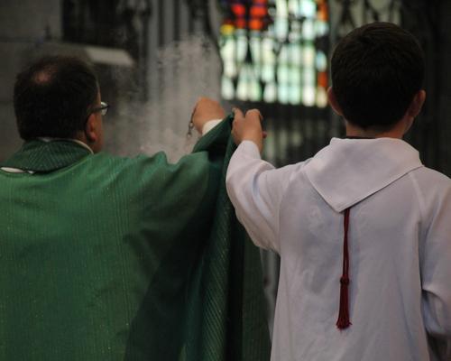 Encensement de l'autel après l'offertoire...