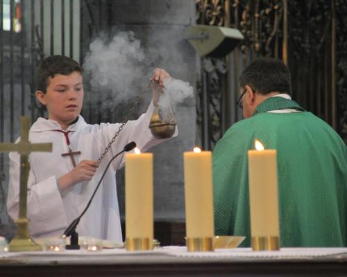 Encensement du prêtre.