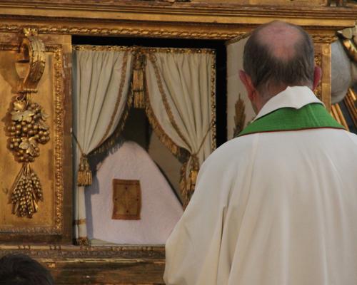 Le ciboire, sous son pavillon, regagne le tabernac