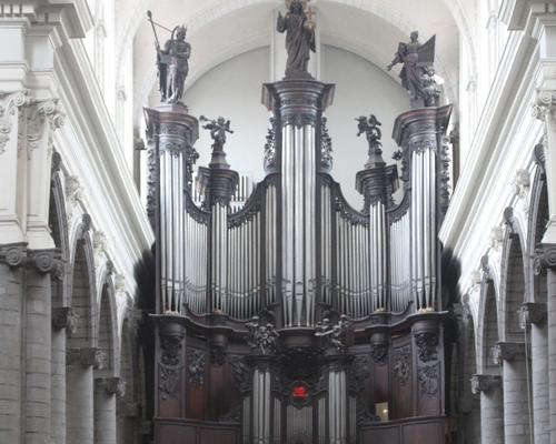 Orgue et autel.
