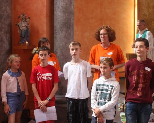 Adrien Maxence et Abel se préparent à célébrer leur démarche de choix JT, entourés de leurs coéquipiers Guillemette et Maxime, qui eux l'ont vécue l'an dernier