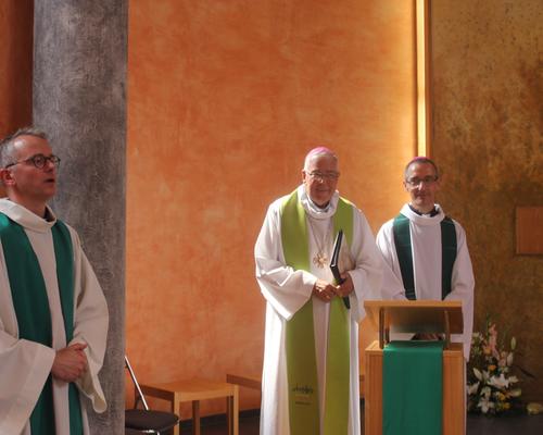 Tiens, deux évêques viennent d'entrer par la porte de la sacristie  !