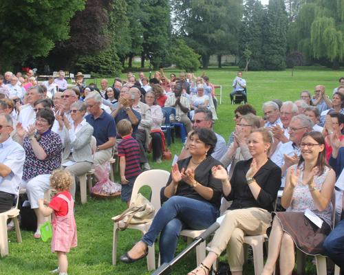 Marguerite et Simon, à la recherche  de leurs grands-parents dans l'assemblée
