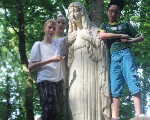 Plus près de toi, Marie (ou de ta statue) ...