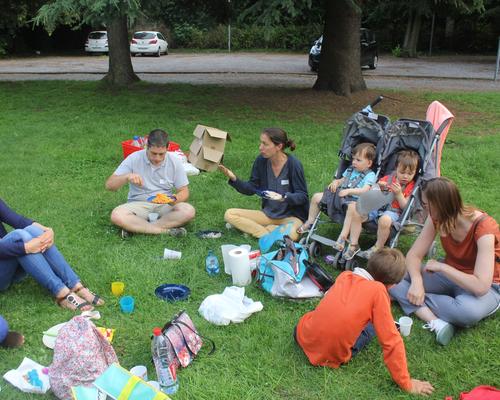 le pique nique est aussi une occasion de mieux connaitre ceux qu'on a rencontrés dans l'après-midi