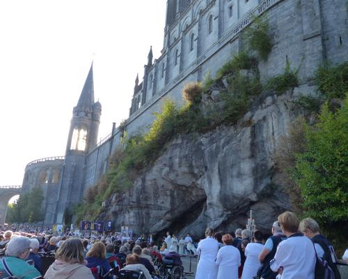 Lourdes2018-photos messe grotte (49)