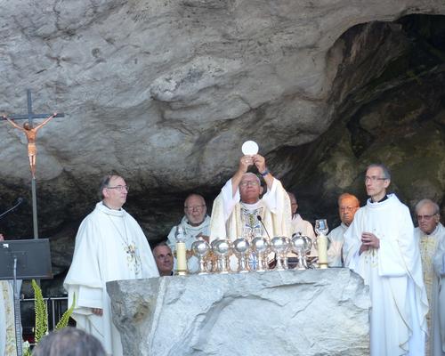 Lourdes2018-photos messe grotte (59)