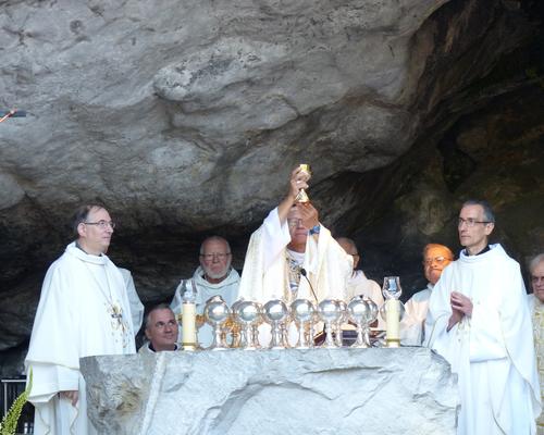 Lourdes2018-photos messe grotte (60)