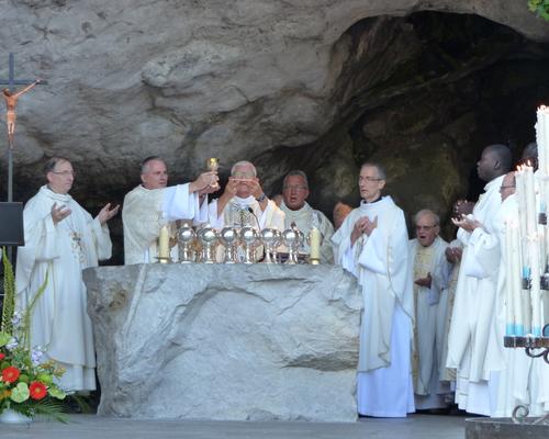 Lourdes2018-photos messe grotte (62)