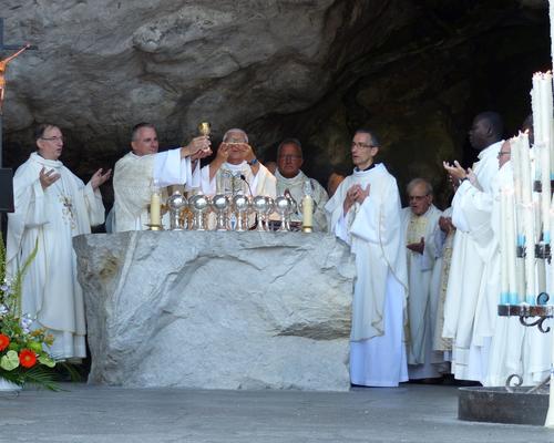 Lourdes2018-photos messe grotte (63)