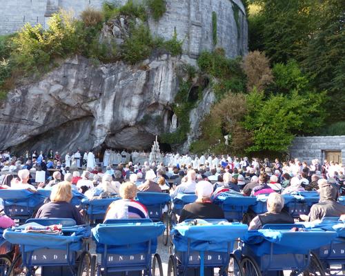 Lourdes2018-photos messe grotte (64)