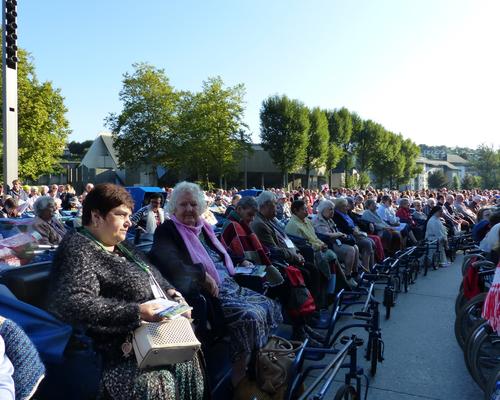 Lourdes2018-photos messe grotte (74)