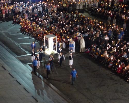 Lourdes2018-photos procession flambeaux 2 (6)