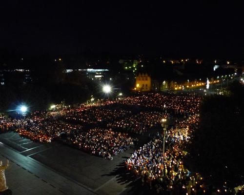 Lourdes2018-photos procession flambeaux 2 (8)