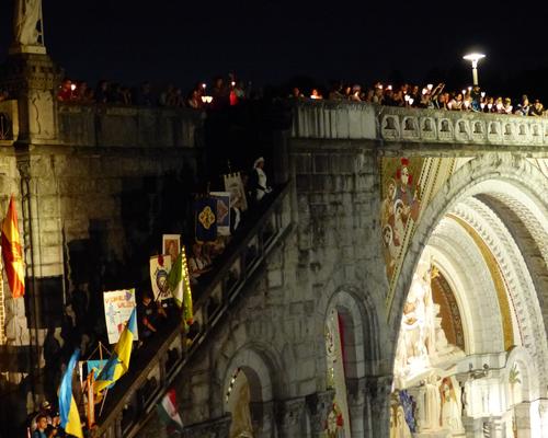 Lourdes2018-photos procession flambeaux 2 (10)