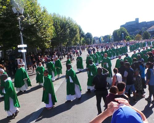 fin de la messe internationale