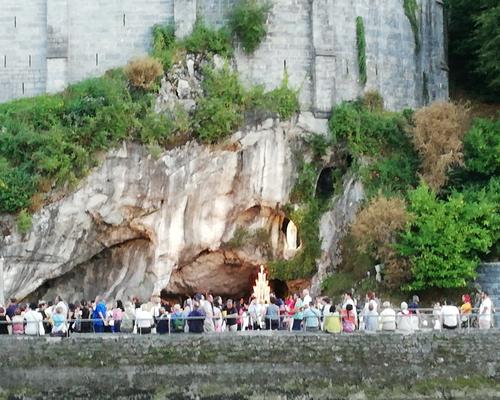 la grotte avant la procession mariale