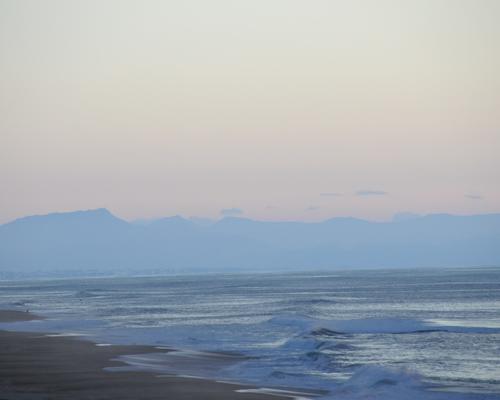 crépuscule océan monts