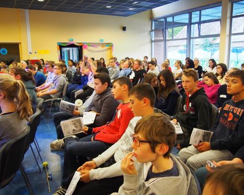 Les jeunes, très attentifs lors de l'homélie de Monseigneur.