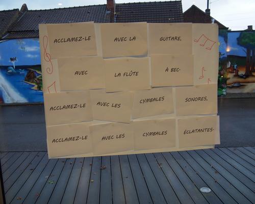 Acclamez-le avec la guitare, avec la flûte à bec. Acclamez-le avec les cymbales sonores, acclamez-le avec les cymbales éclatantes