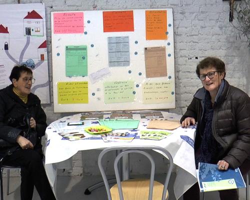A l'intérieur, deux bénévoles attendent les visiteurs devant leur stand.