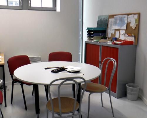 L'un des petits bureaux où les personnes peuvent être accueillies en toute discrétion.