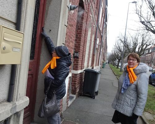 15-Les missionnaires se livrent au porte à porte