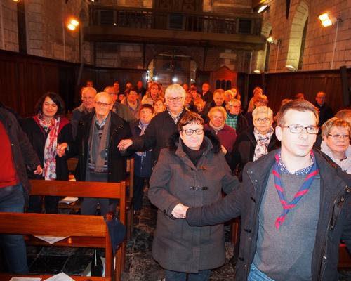 L'assemblée récite le "Notre Père"
