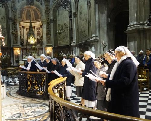 des religieuses représentant les communautés du doyenné renouvellent leurs vœux