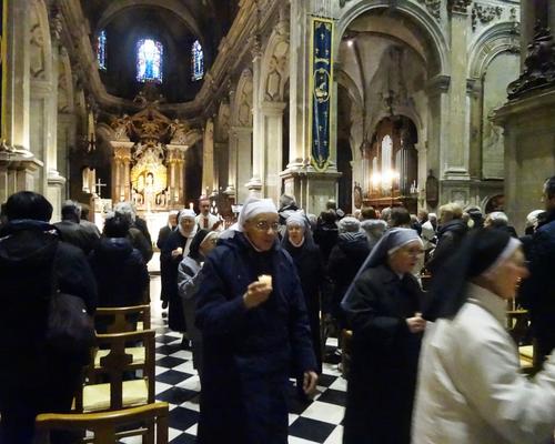 Vers l'autel Notre-Dame de Grâce