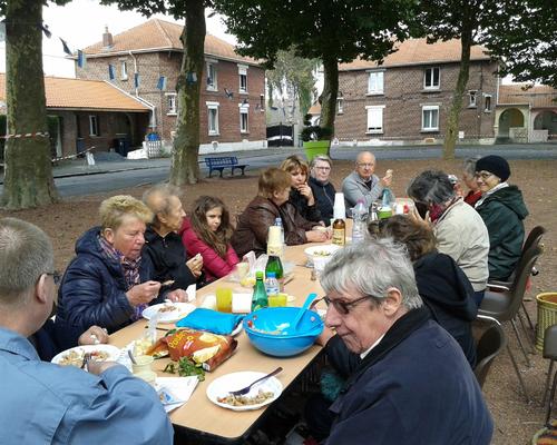 St Cordon 2017 Place des platanes gpe partage (2)