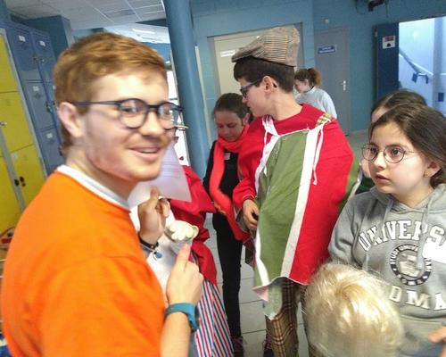 un bon samaritain   ou monsieur surpiqûre ???   ça dépend  du moment ! en tous cas les JTs  gagneraient un concours d'élégance 