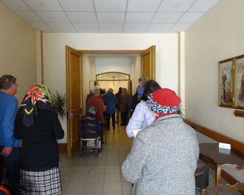 jusque dans le couloir d'entrée...
