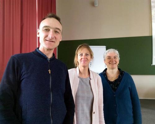 Le père Xavier BEHAEGEL, Valérie Legros et Anne Cardon