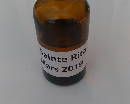 L'un des flacons contenant l'huile de Sainte Rita